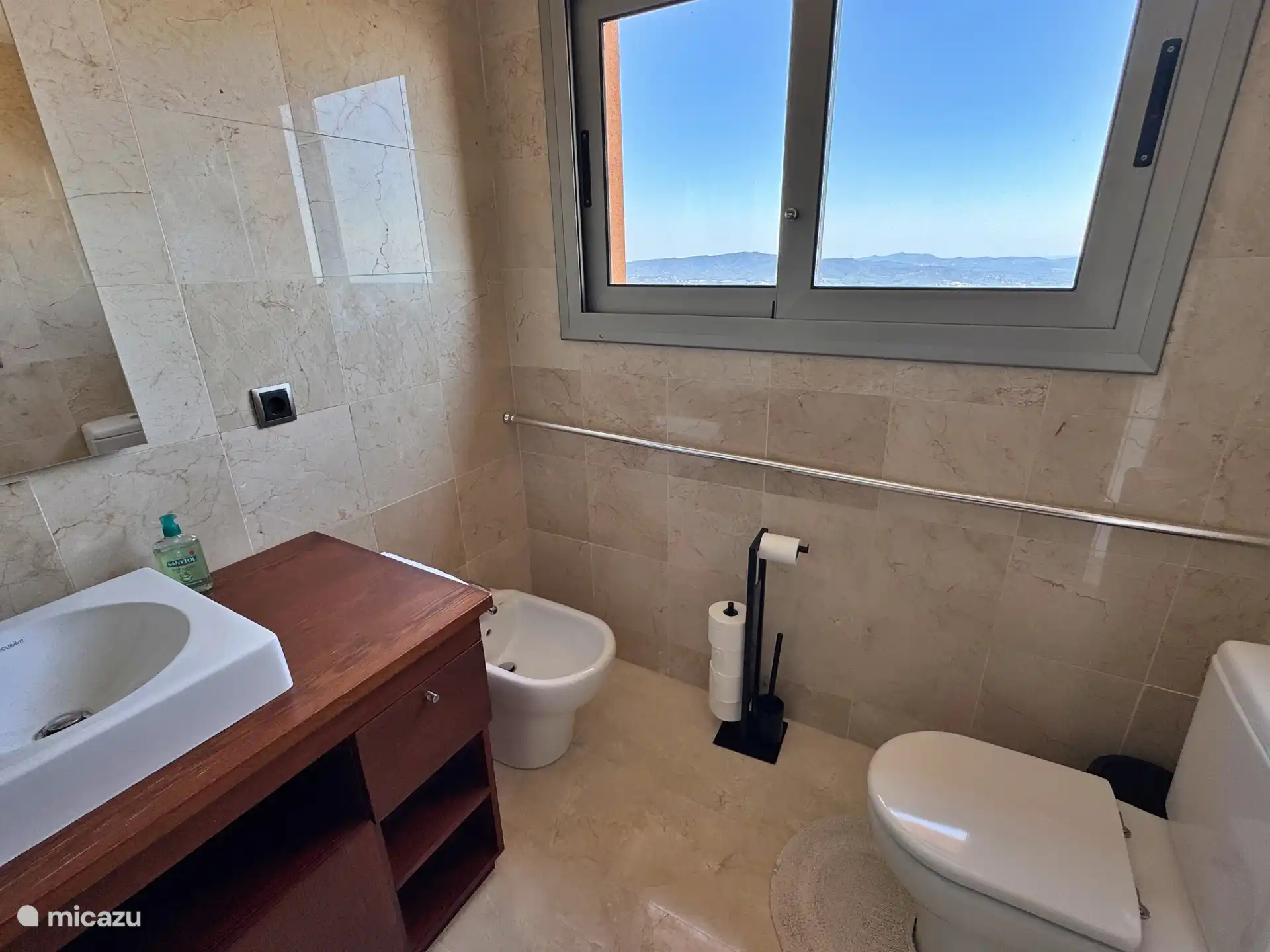 En-suite Badezimmer mit Dusche und WC