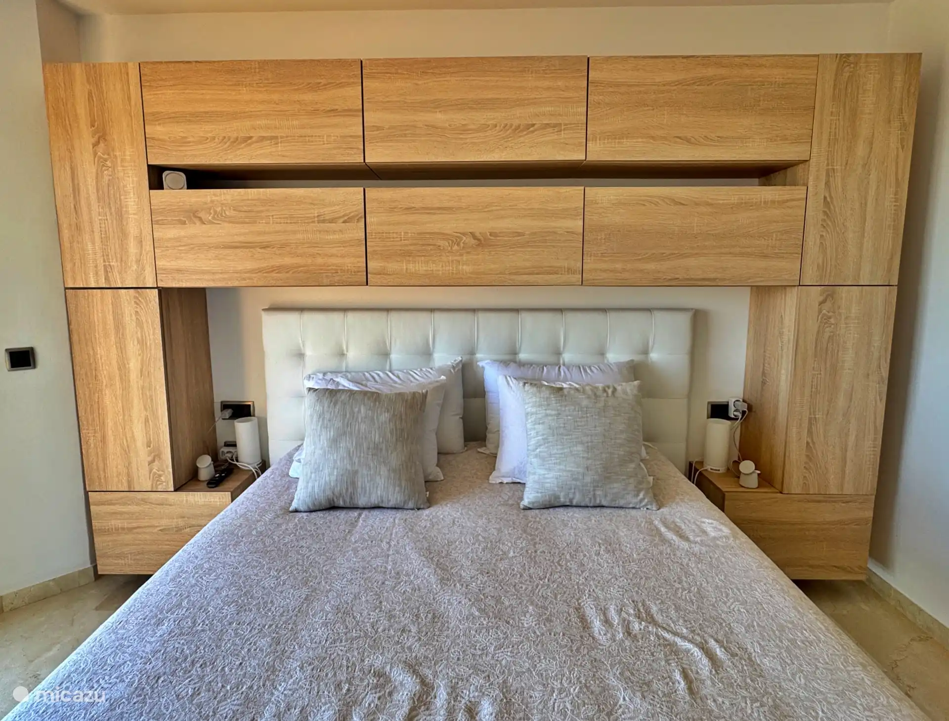 Schlafzimmer mit Queensize-Bett und eigenem Bad mit Dusche und WC