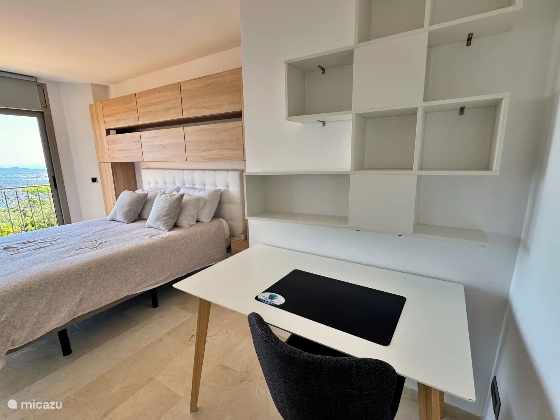 Schlafzimmer mit Queensize-Bett und eigenem Bad mit Dusche und WC