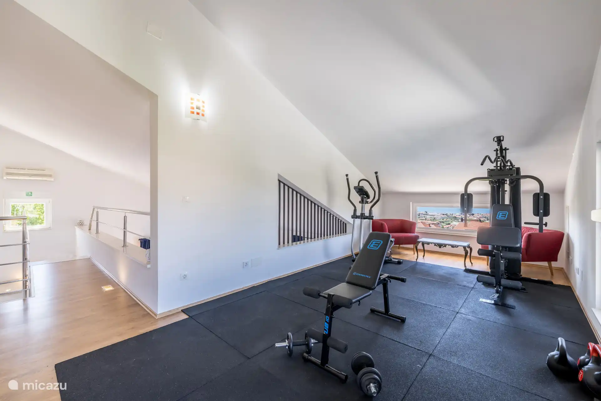 Fitnessraum im ersten Stock mit Blick auf das Meer und den Pool