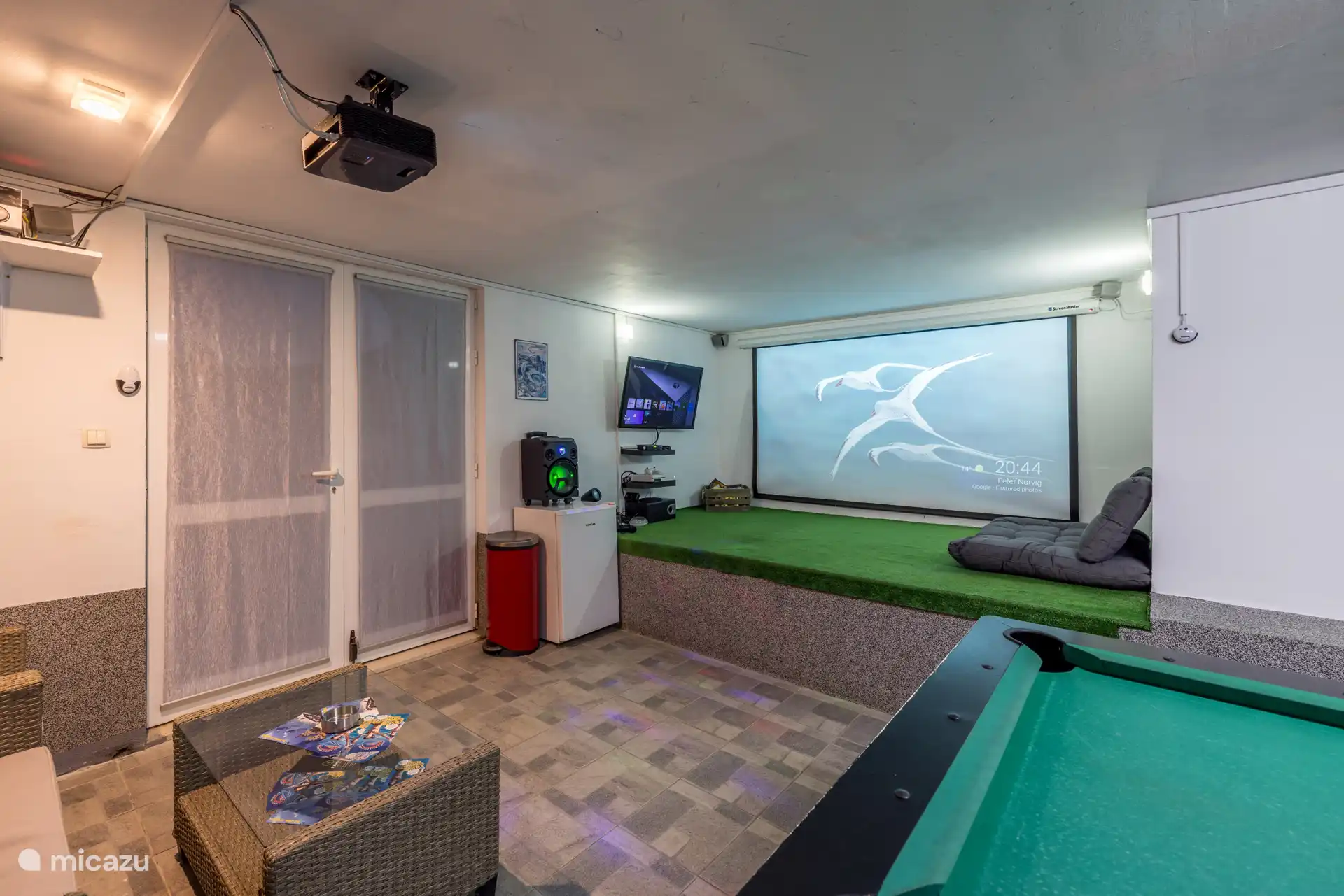 Heimkino im Billardraum mit Spielkonsole und Darts