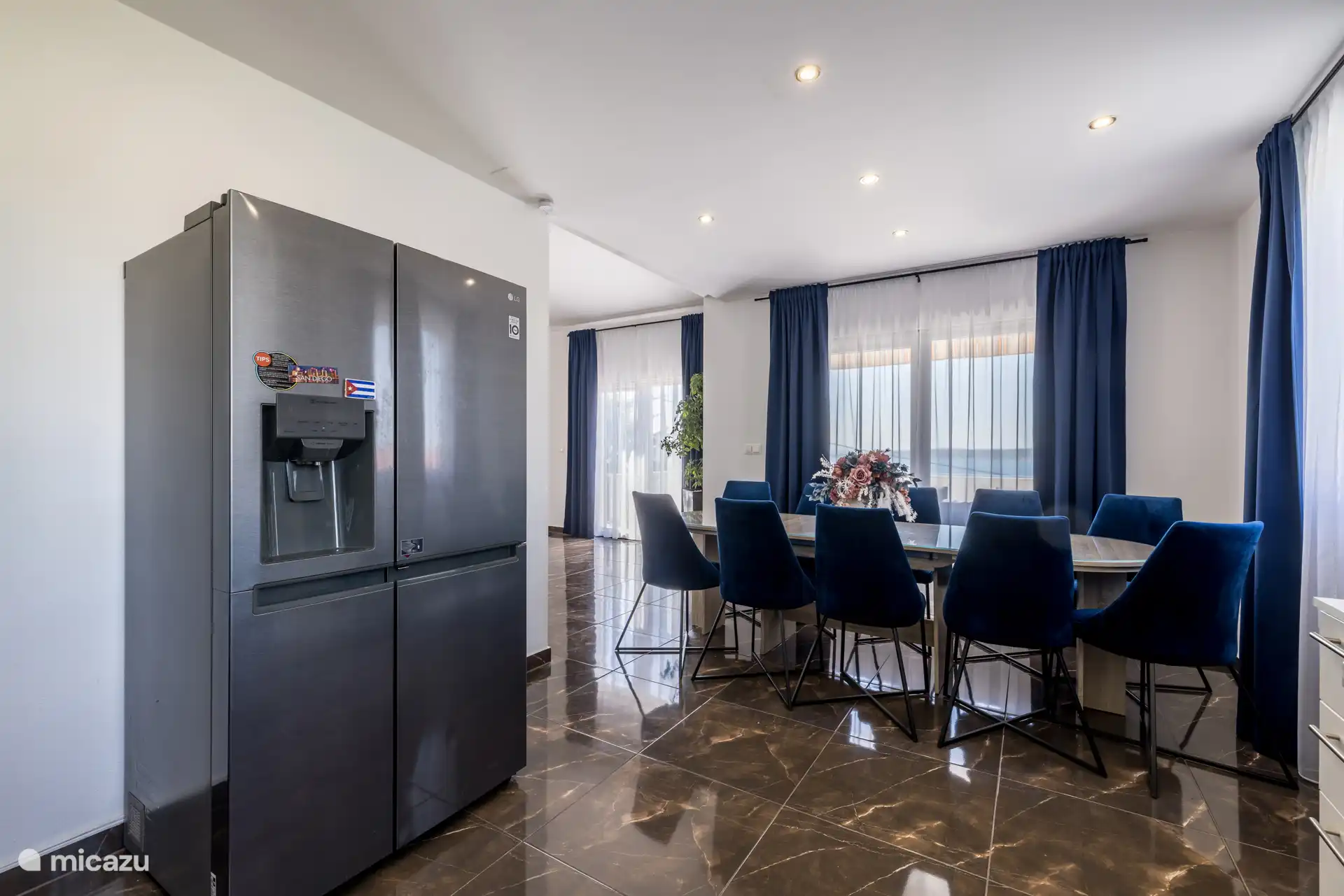 Kühlschrank u Esstisch