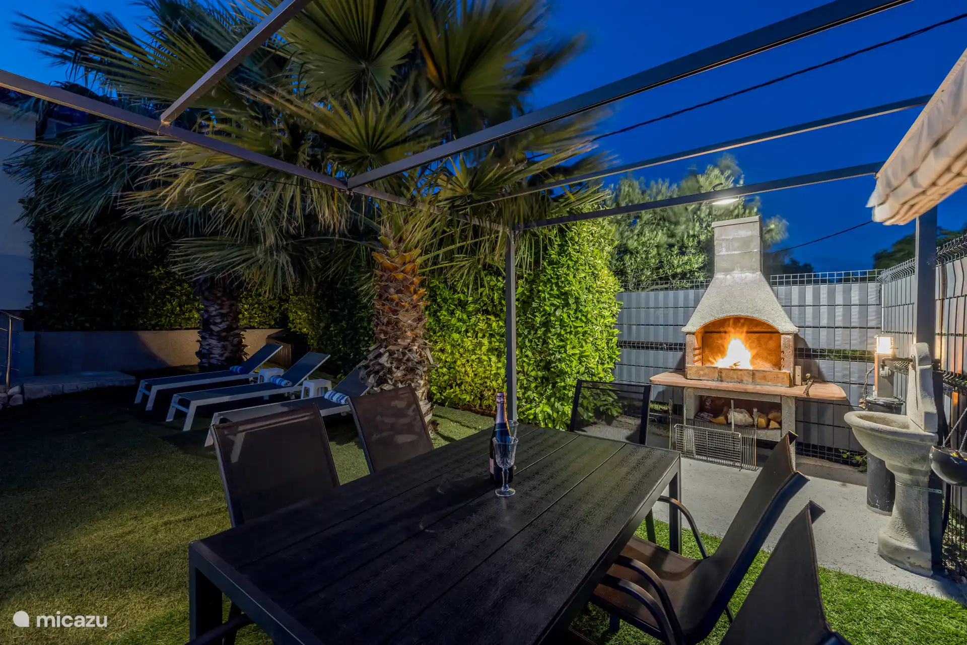 Grill- und Sitzbereich am Pool mit wunderschönem Blick auf das Meer.