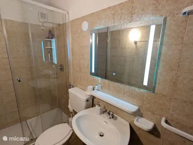 Location de Vacances Italie, Trente, Dimaro, appartement - Villa Meledrio terra Salle de bain avec douche.