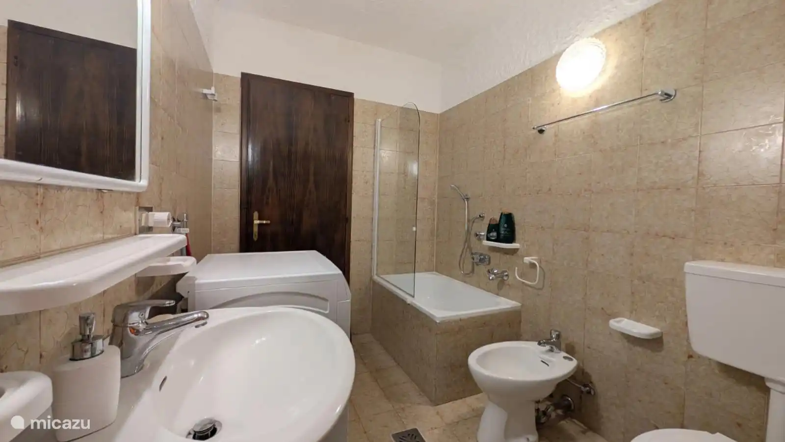 Baño con bañera de asiento.