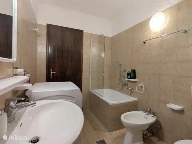 Location de Vacances Italie, Trente, Dimaro, appartement - Villa Meledrio terra Salle de bain avec baignoire de siège.