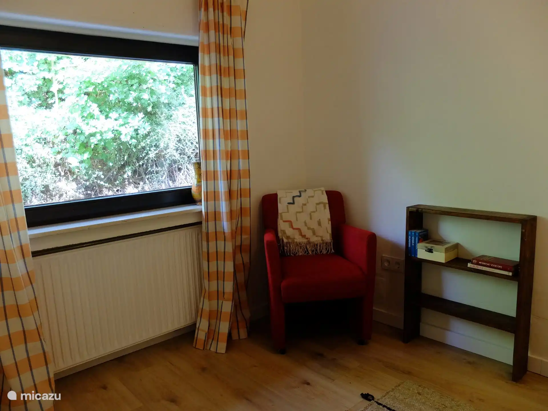 Geräumiges Schlafzimmer mit Sessel