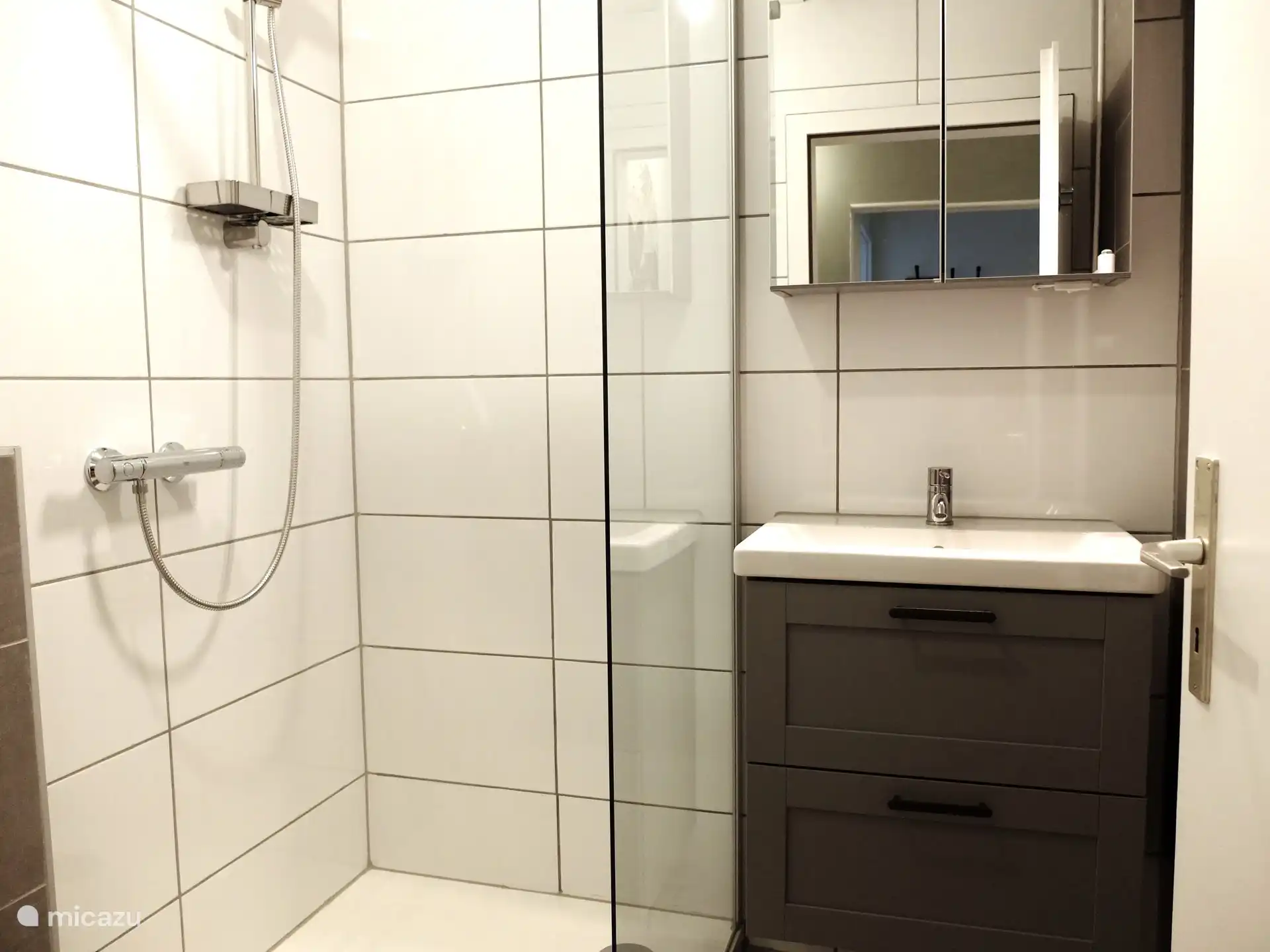 Badezimmer mit begehbarer Dusche