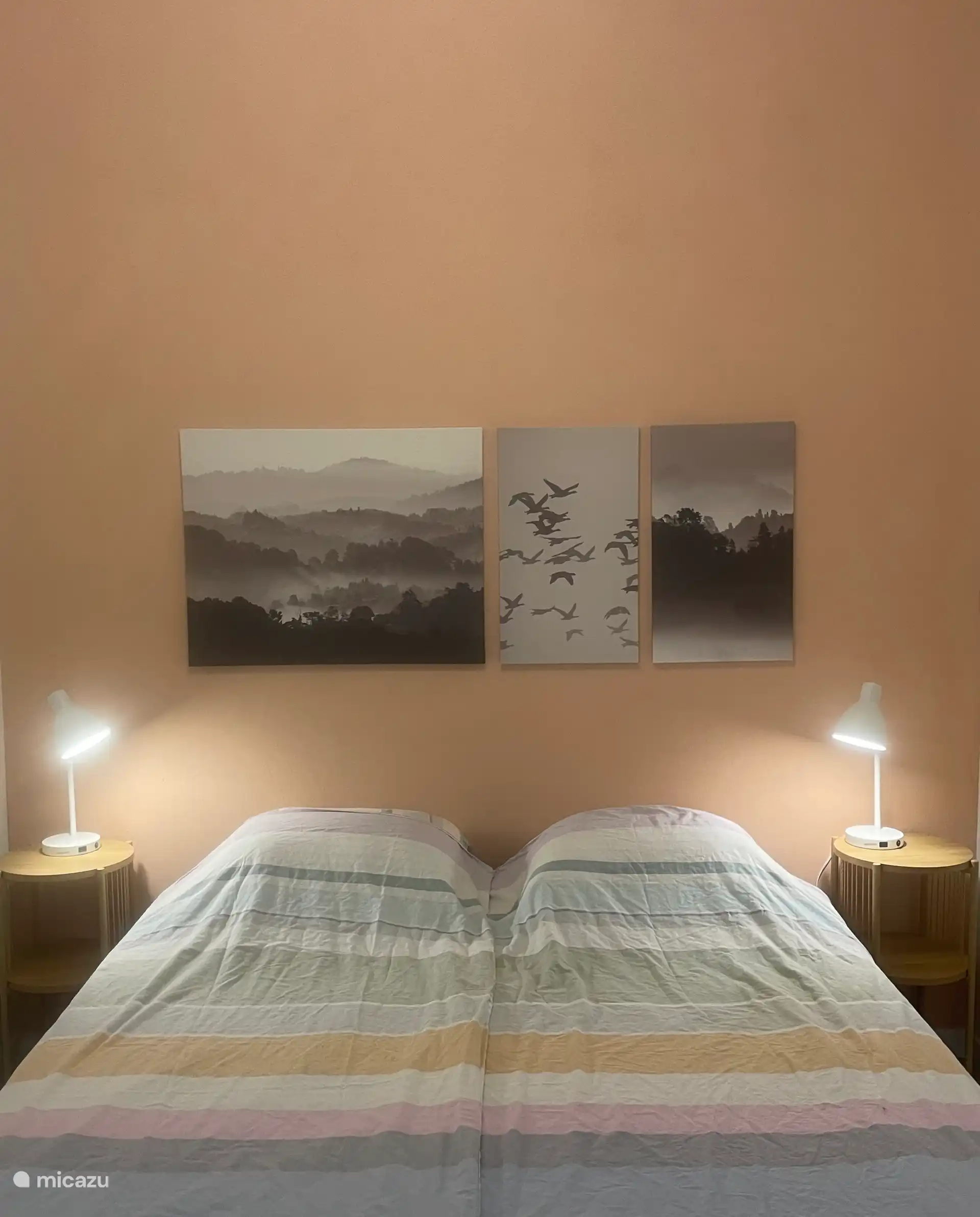 Schlafzimmer mit geräumigem Doppelbett