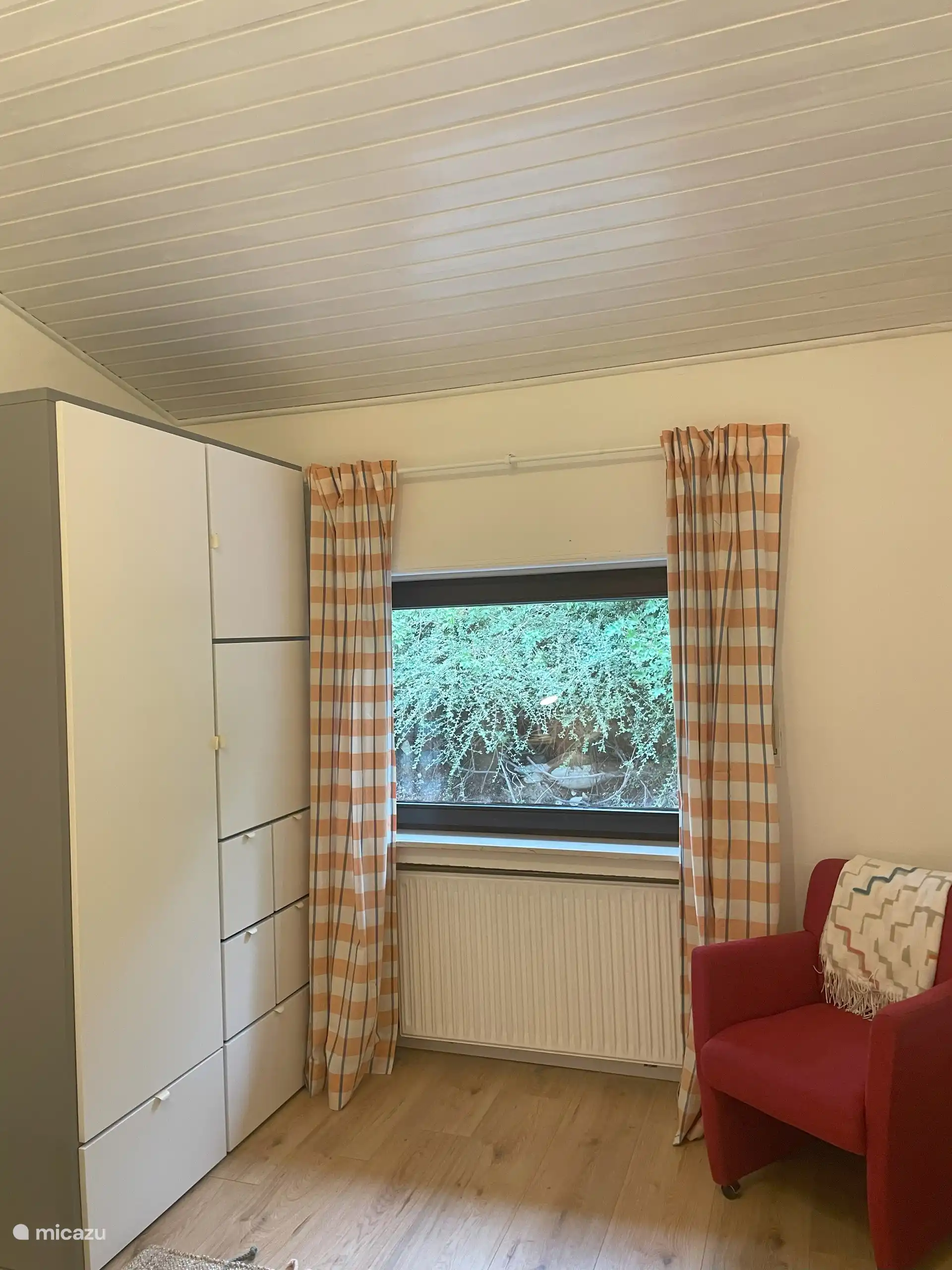 Geräumiges Schlafzimmer mit viel Stauraum