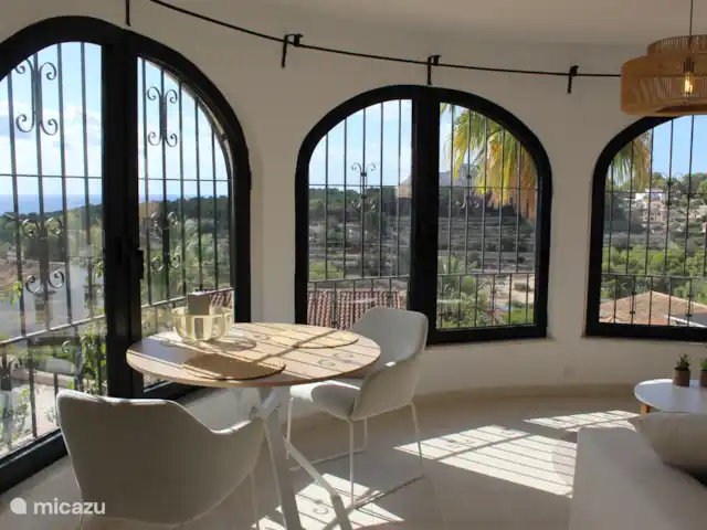 Villa Benissa Blanca | Espagne, Costa Blanca, Benissa - villa Au premier étage, vous trouverez le petit salon avec coin salon avec de belles vues et un coin repas. La cuisine séparée est équipée d’une plaque de cuisson électrique 2 feux, d’un réfrigérateur, d’un grille-pain,