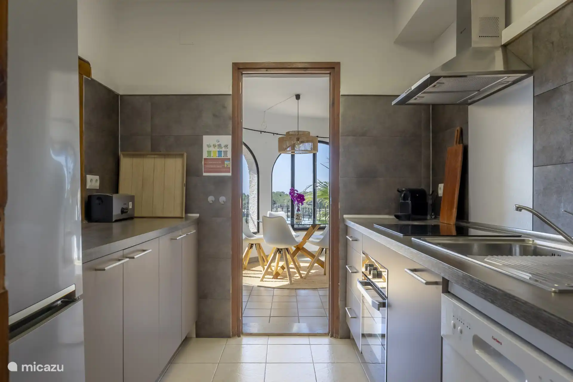 Hier vind je ook de open keuken met o.a. een koelkast met vriesvak, vaatwasser, oven, 3-pits gas kookplaat, staafmixer, broodrooster, waterkoker en Nespresso koffiezetapparaat.