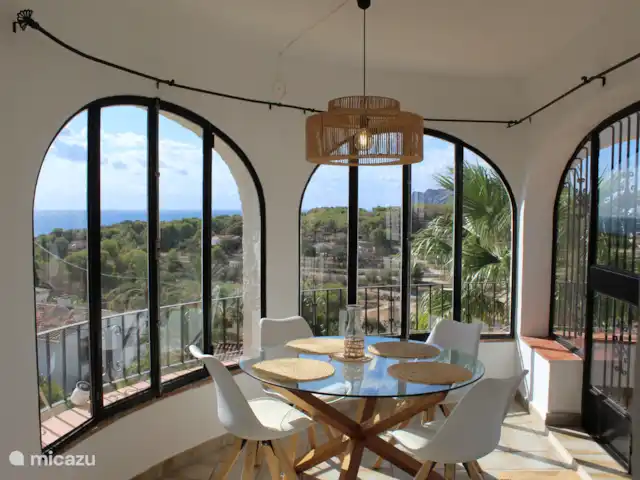 Villa Benissa Blanca | Espagne, Costa Blanca, Benissa - villa Le deuxième étage spacieux est situé au-dessus du premier étage et est accessible par un escalier. L’entrée se fait dans la salle à manger avec une salle à manger circulaire.