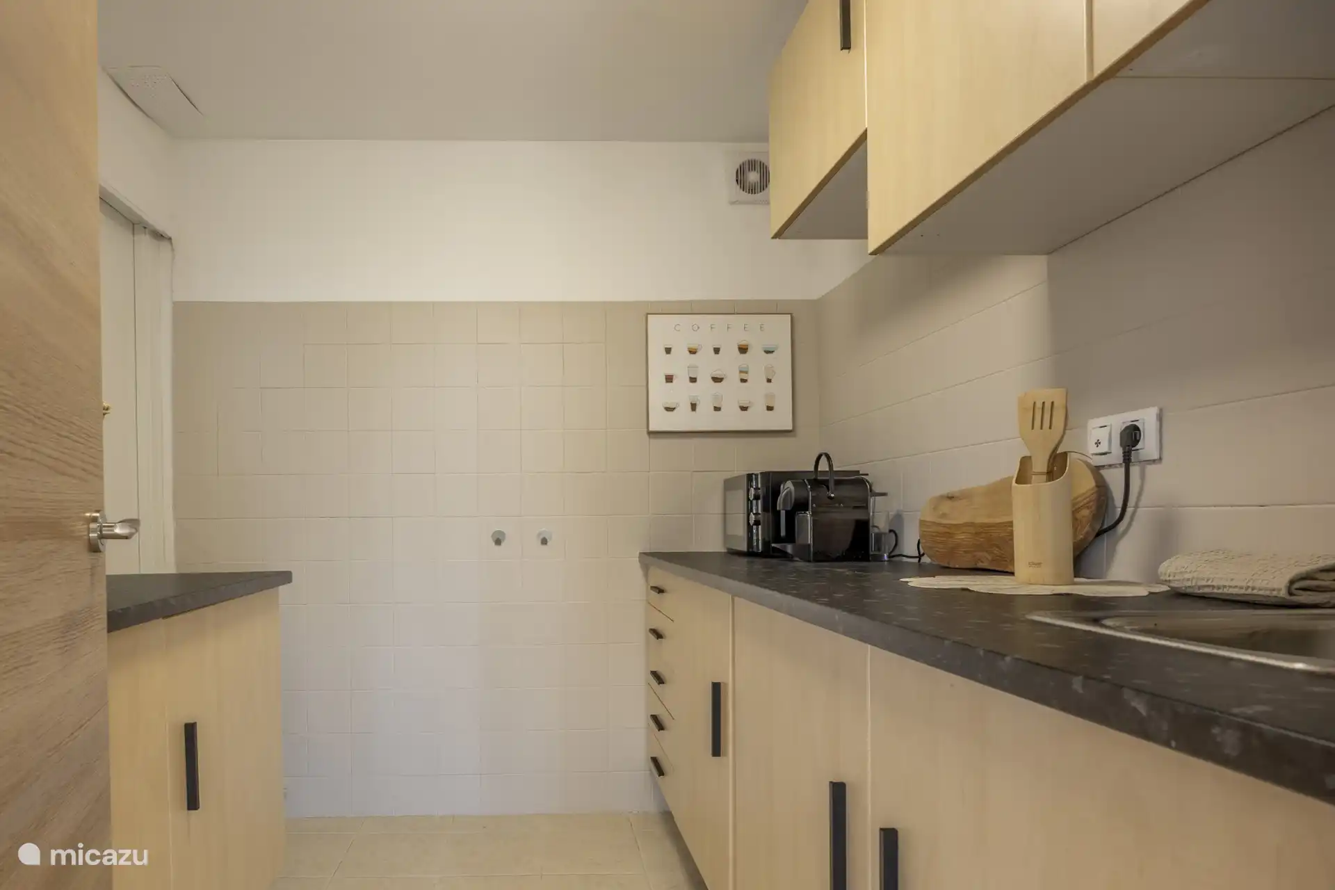 De gescheiden keuken is o.a. voorzien van een 2-pits elektrische kookplaat, magnetron, broodrooster, waterkoker en Nespresso koffiezetapparaat.