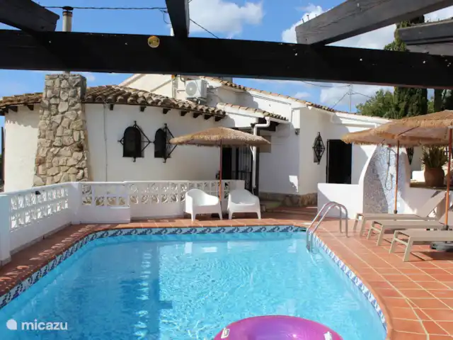 Villa Benissa Blanca | Espagne, Costa Blanca, Benissa - villa Profitez de votre intimité dans votre piscine privée avec 4 jolis transats.