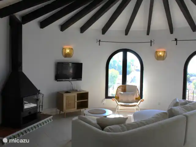 Villa Benissa Blanca | Espagne, Costa Blanca, Benissa - villa Ensuite, il y a un salon confortable avec cheminée.