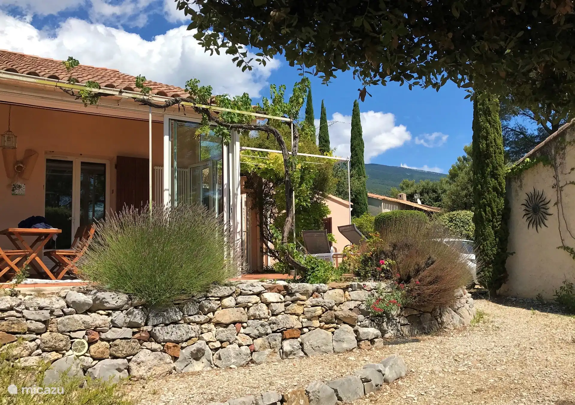 Villa links, Garage rechts, im Hintergrund Mont Ventoux