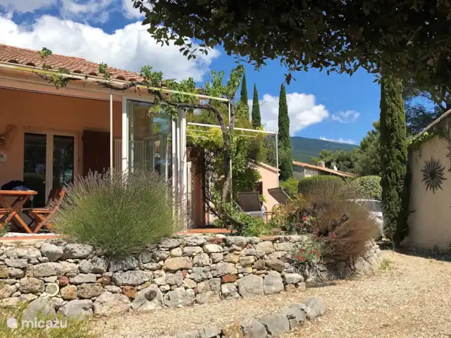 Location de Vacances France, Vaucluse, Bédoin, villa - Villa Sol Villa à gauche, garage à droite, Mont Ventoux en arrière-plan
