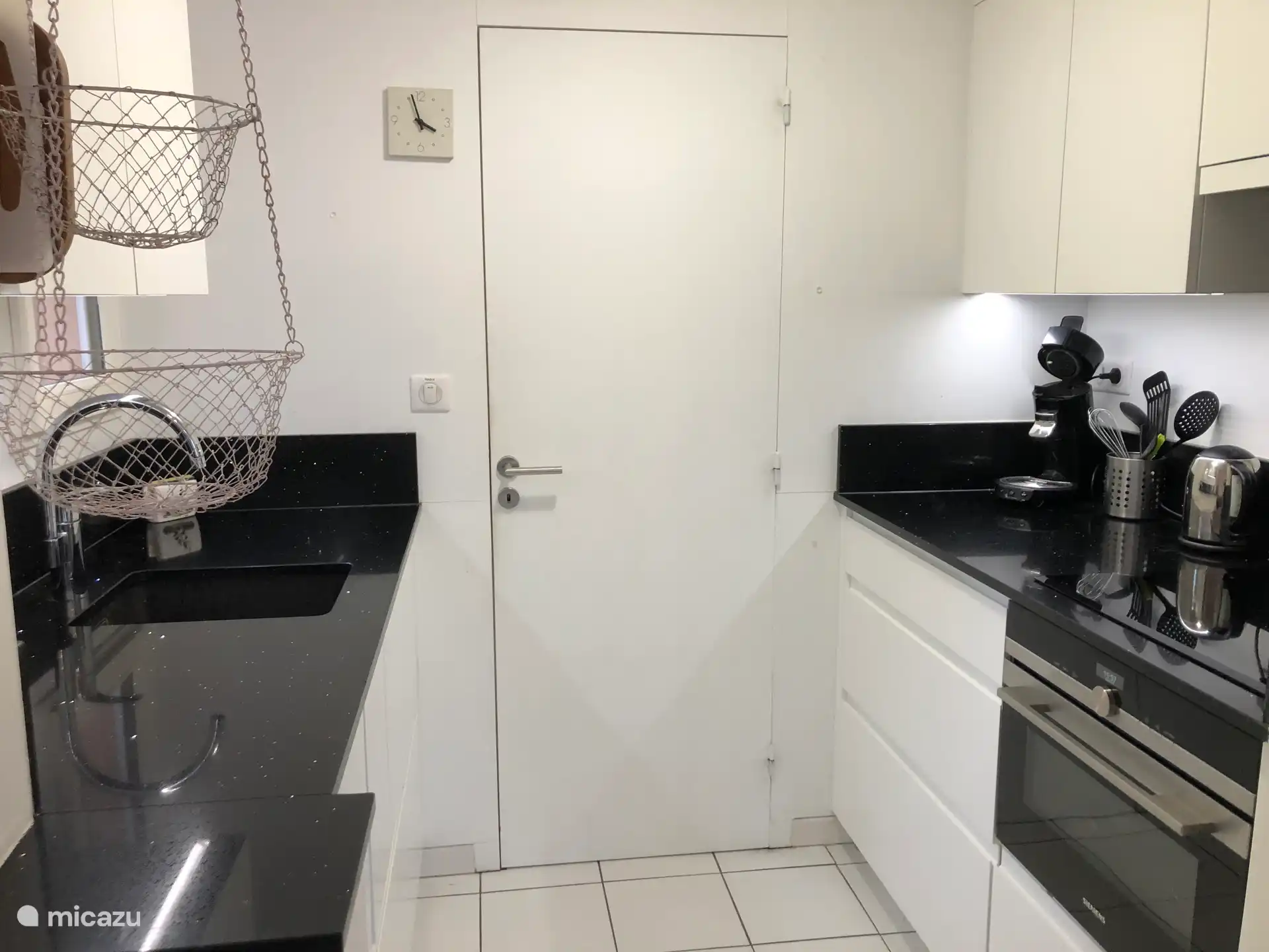 Küche mit Geschirrspühler, Backofen, Glaskeramik-Kochfeld. Zugang zum Réduit (Kühlschrank)