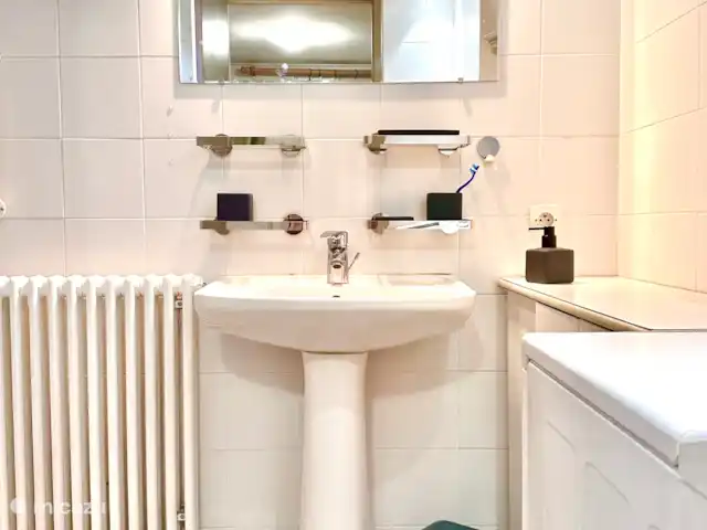 Location de Vacances France, Vaucluse, Bédoin, villa - Villa Sol WC et douche avec machine à laver au rez-de-chaussée