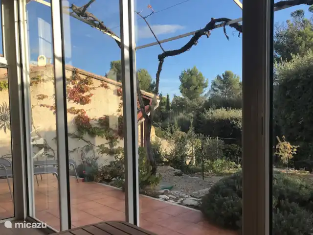 Location de Vacances France, Vaucluse, Bédoin, villa - Villa Sol Vue de la véranda sur la terrasse vers le sud. Sur la gauche, le garage