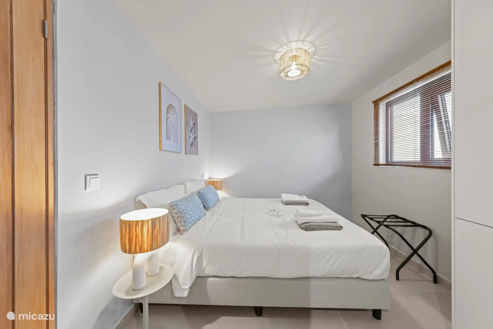 Dormitorio con cama matrimonial