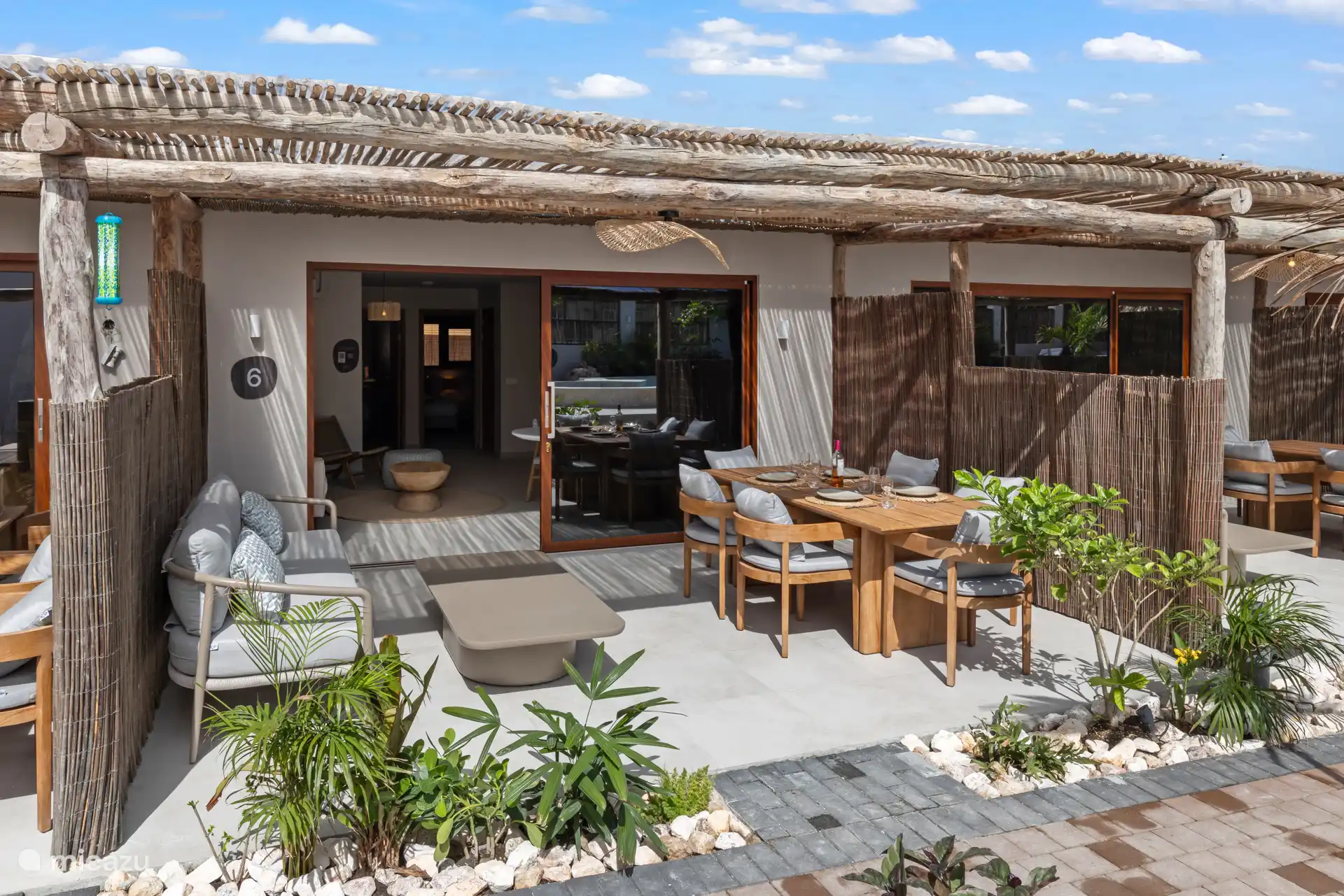 Terraza privada con vistas a la piscina