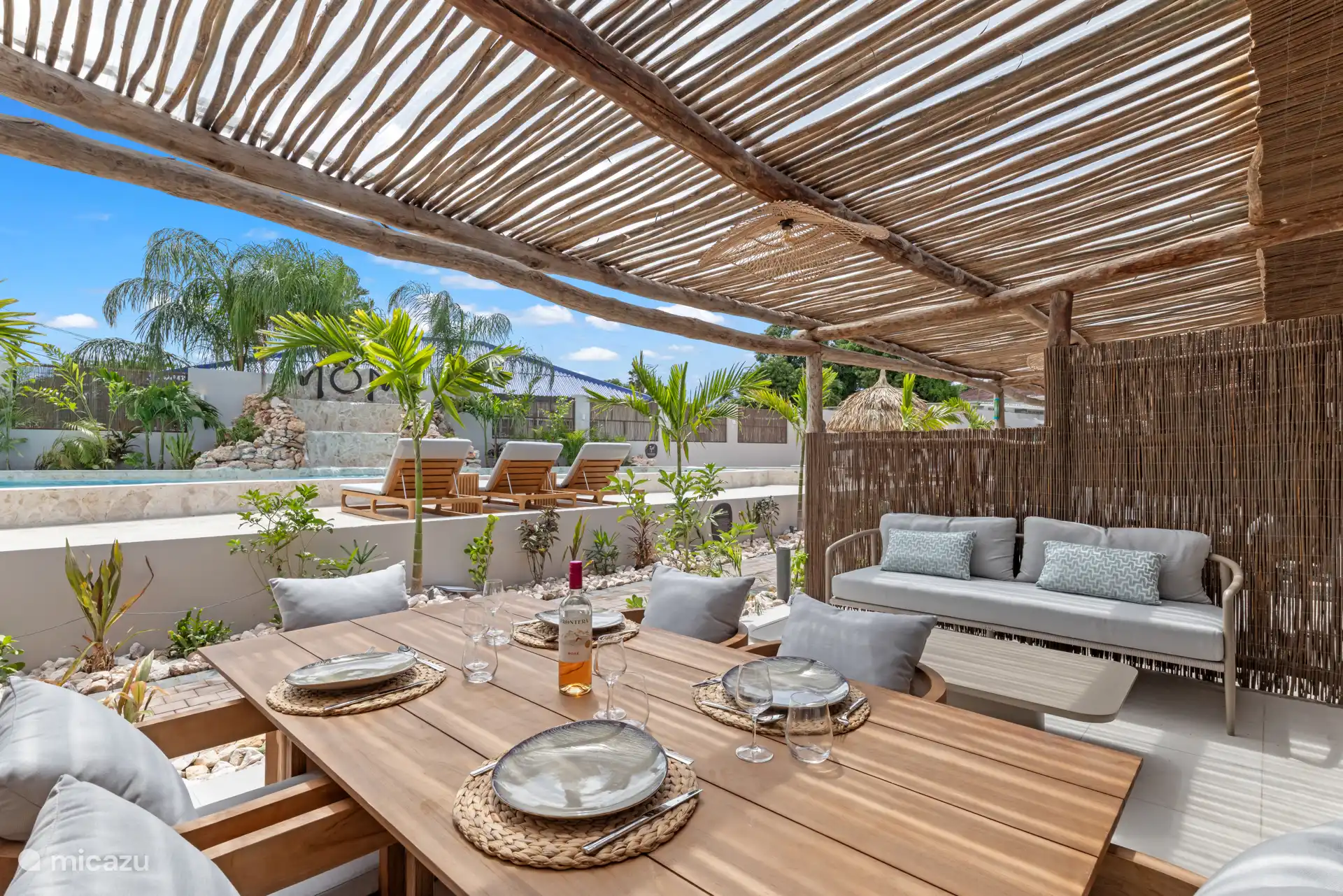 Terraza privada con vistas a la piscina