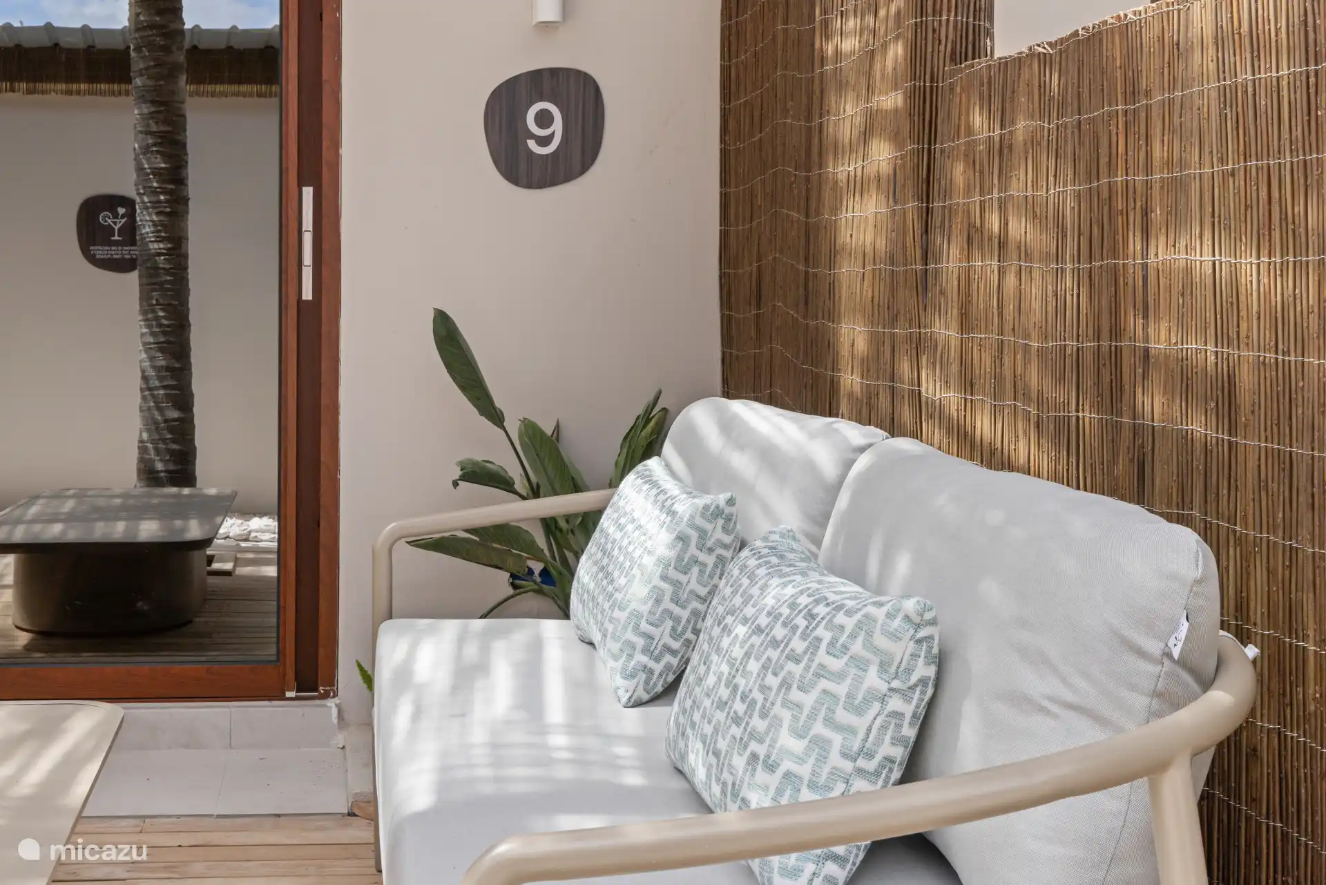 Terraza privada con vistas a la piscina