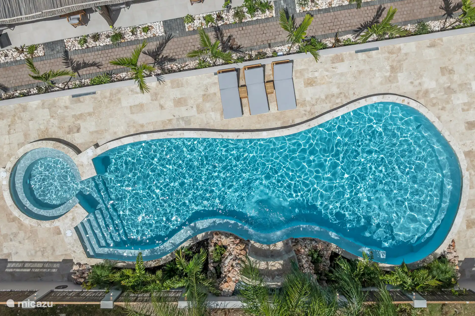 Piscina con tumbonas y jacuzzi