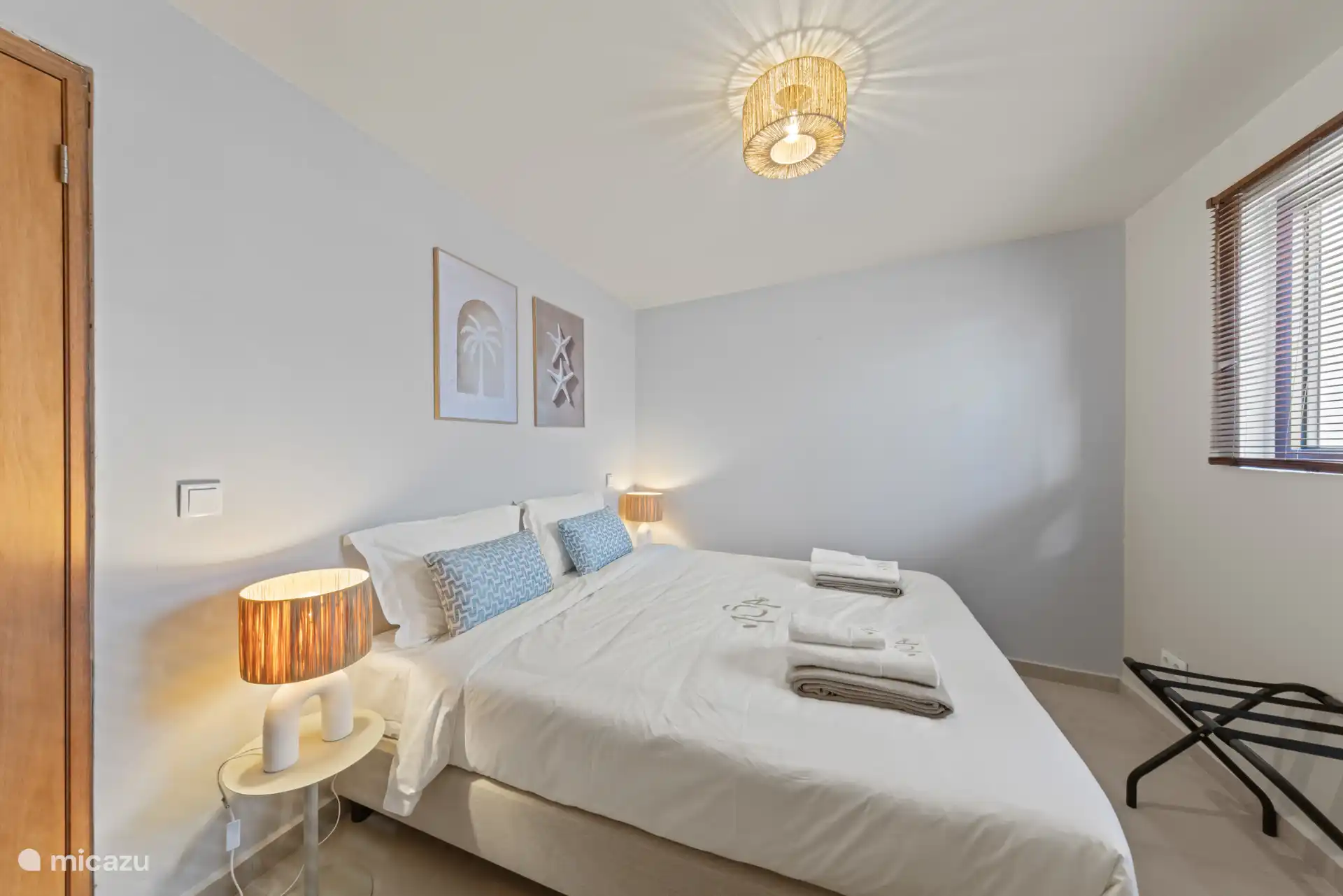 Dormitorio con cama matrimonial