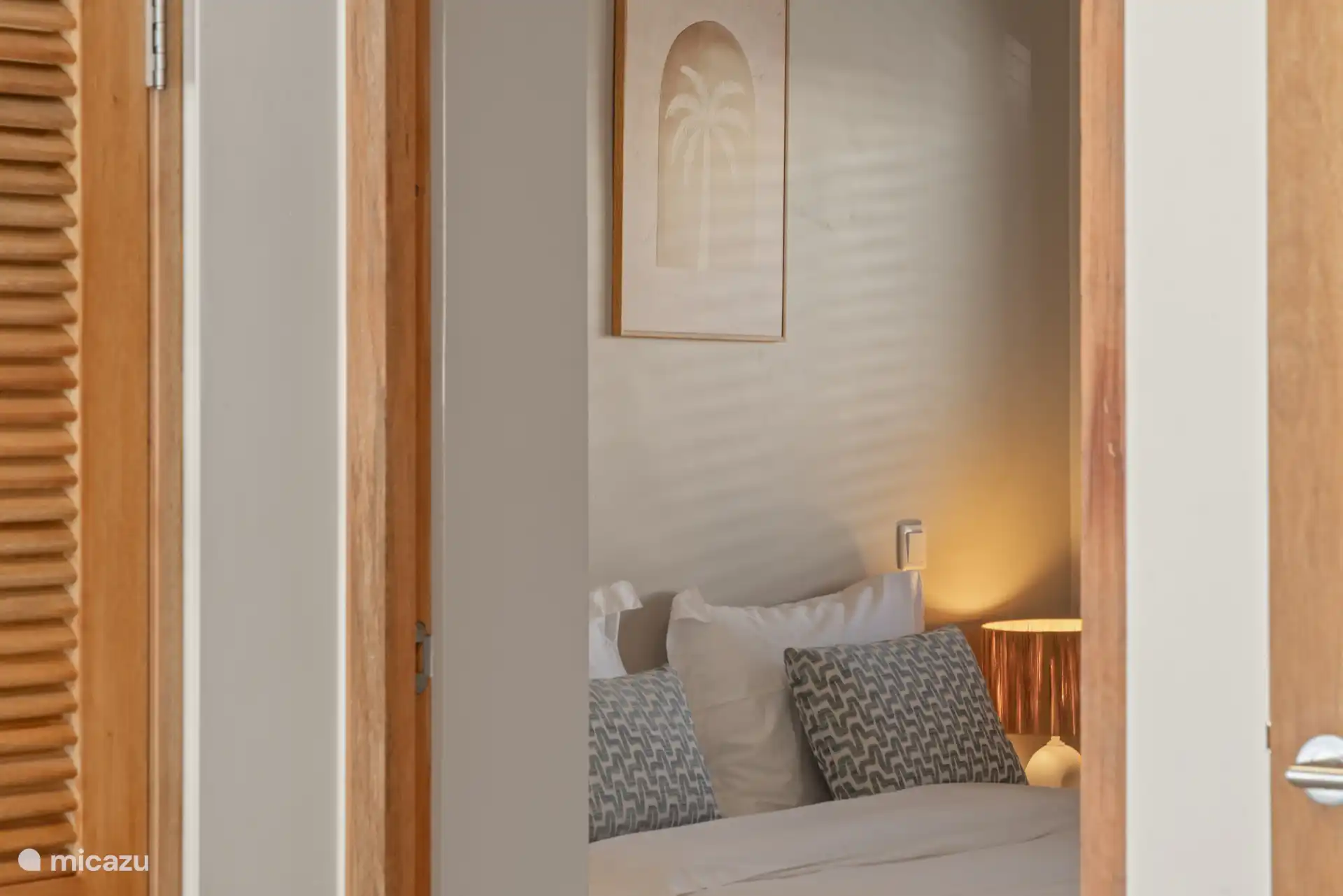 Dormitorio con cama matrimonial