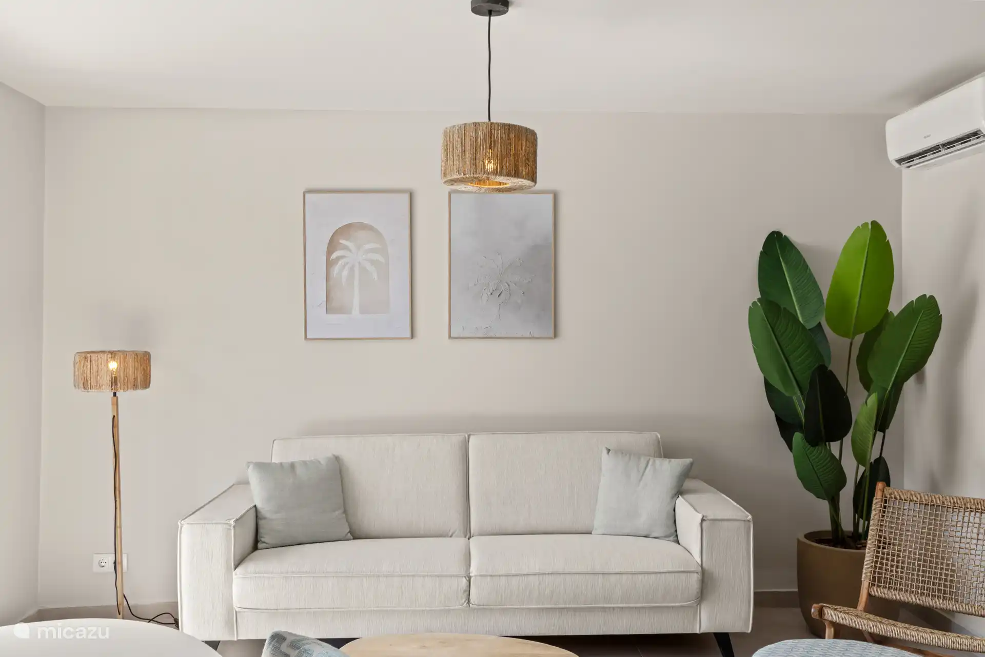 Salón luminoso con acceso a la terraza privada.