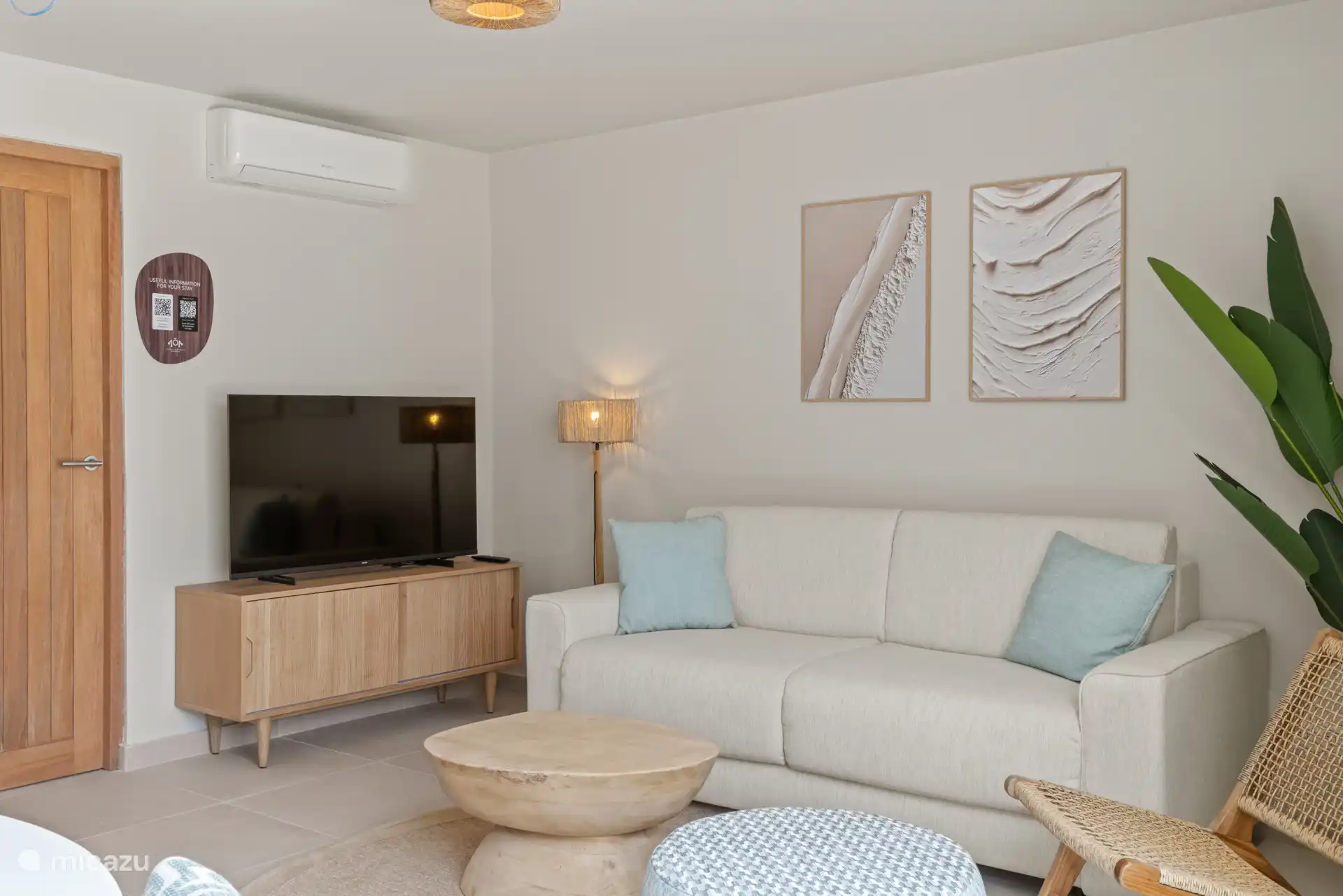 Salón luminoso con acceso a la terraza privada.