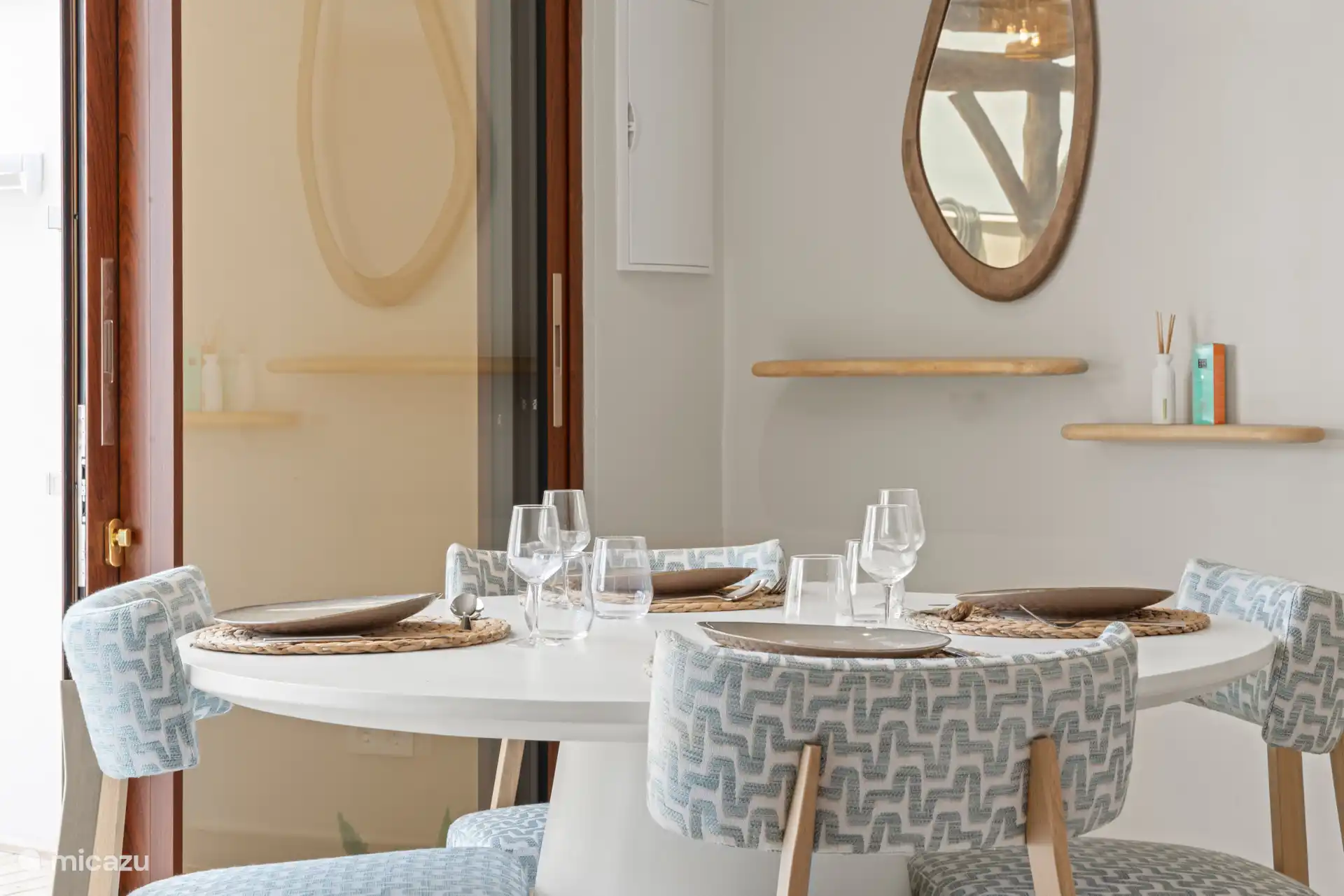 Salón luminoso con acceso a la terraza privada.