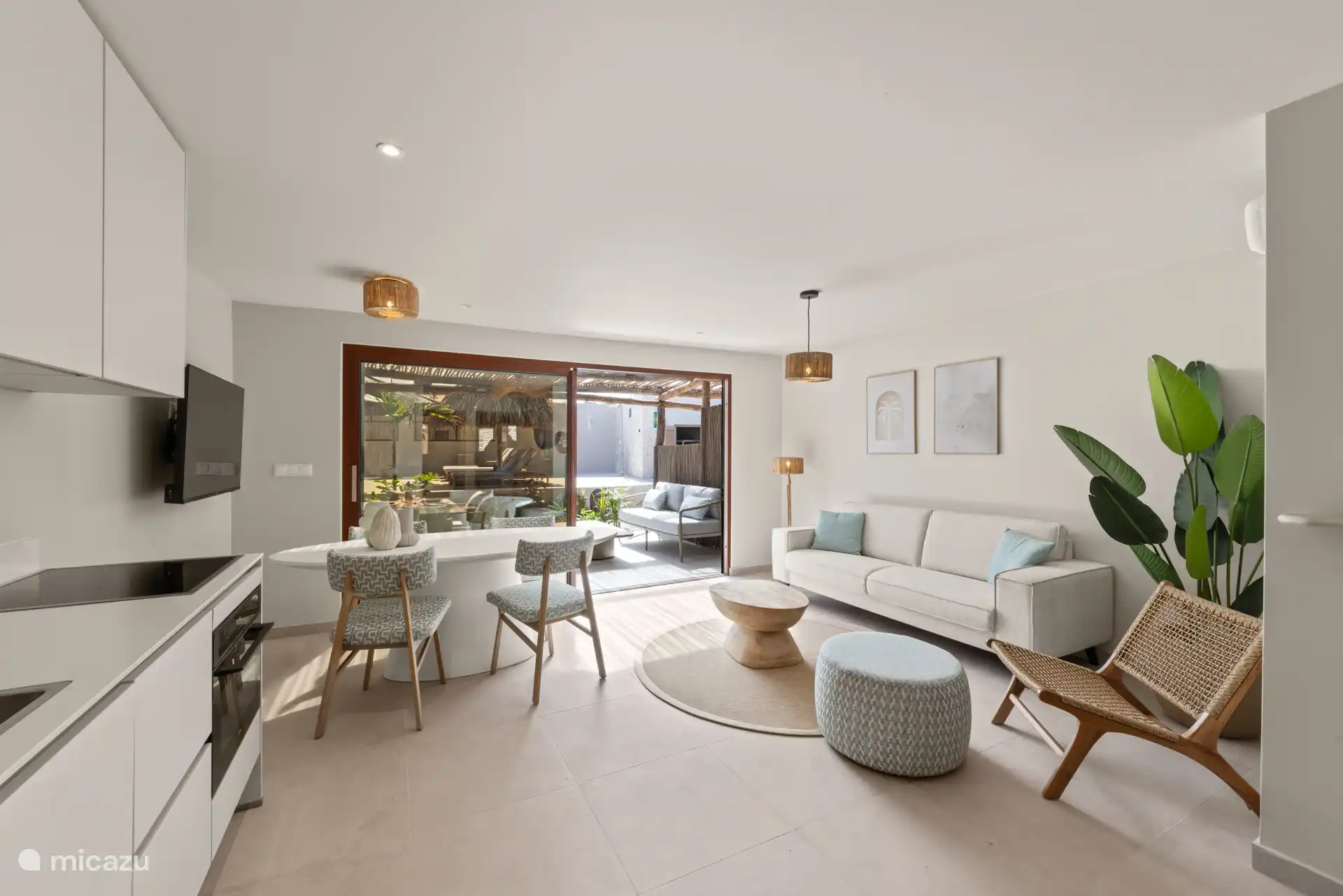 Salón luminoso con acceso a la terraza privada.