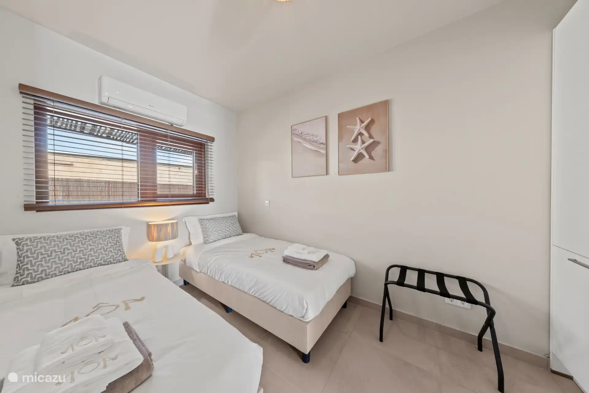 Dormitorio con 2 camas individuales