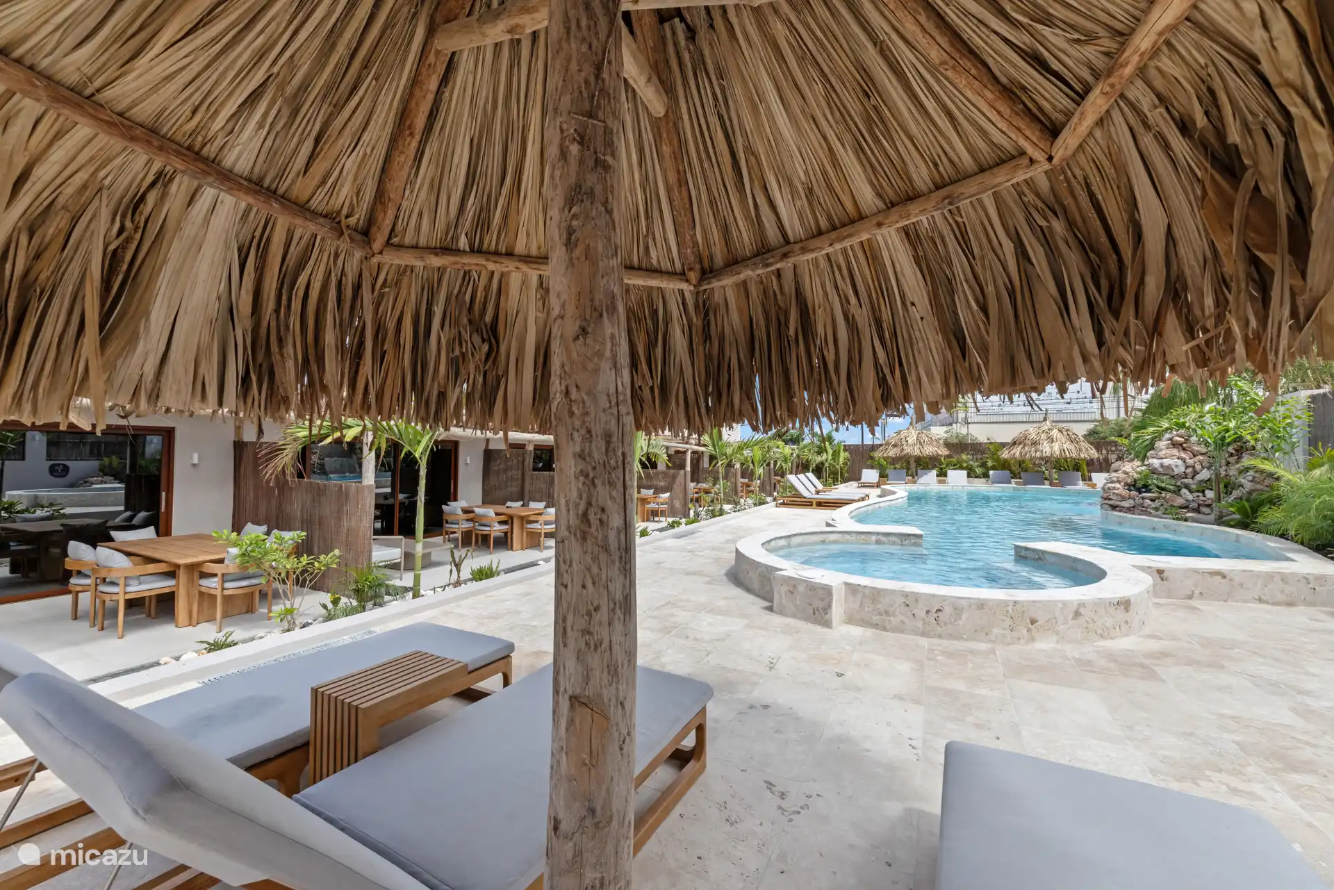 Piscina con tumbonas y jacuzzi