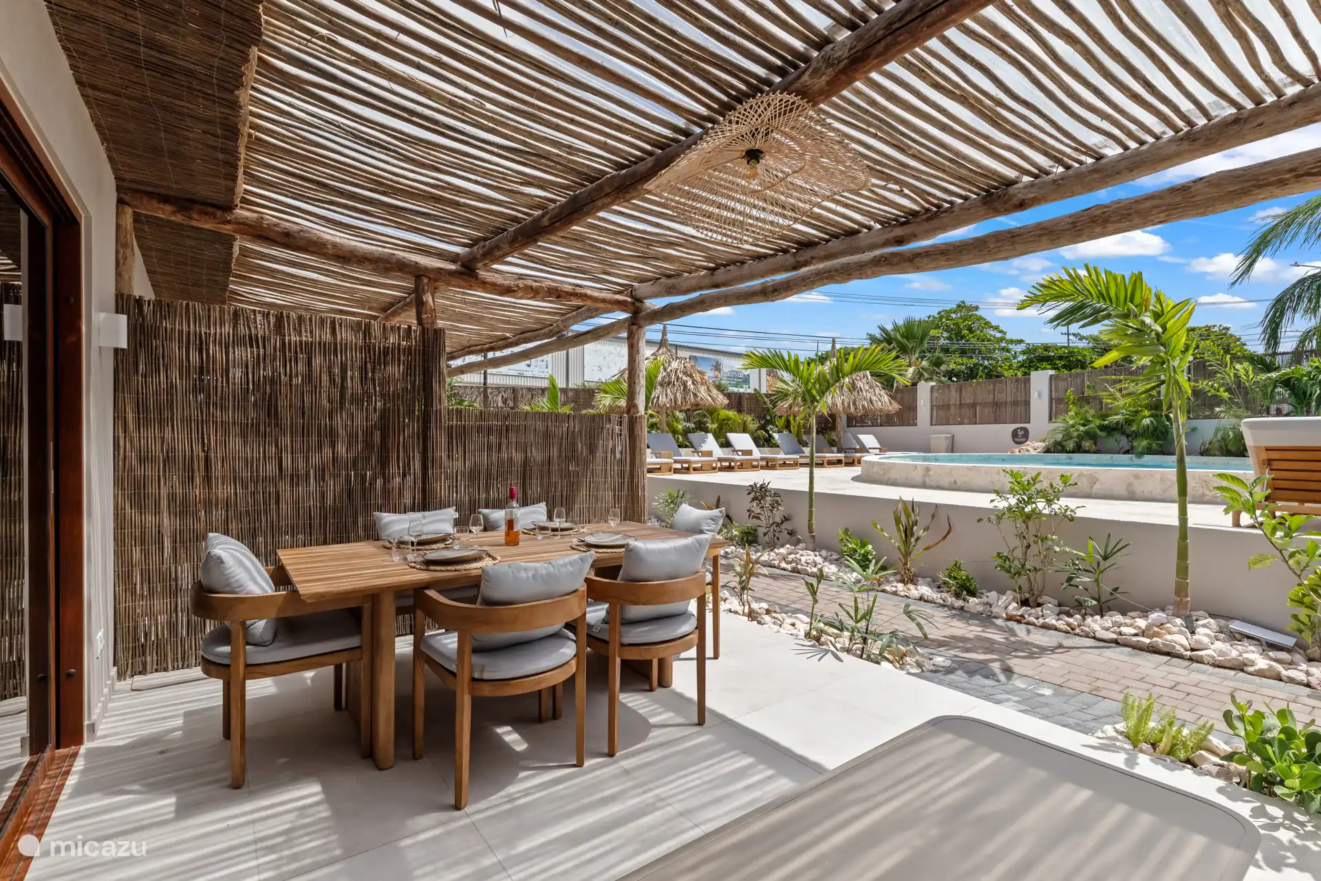 Terraza privada con vistas a la piscina