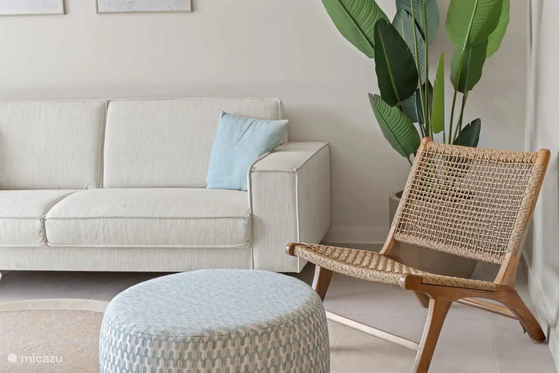 Salón luminoso con acceso a la terraza privada.