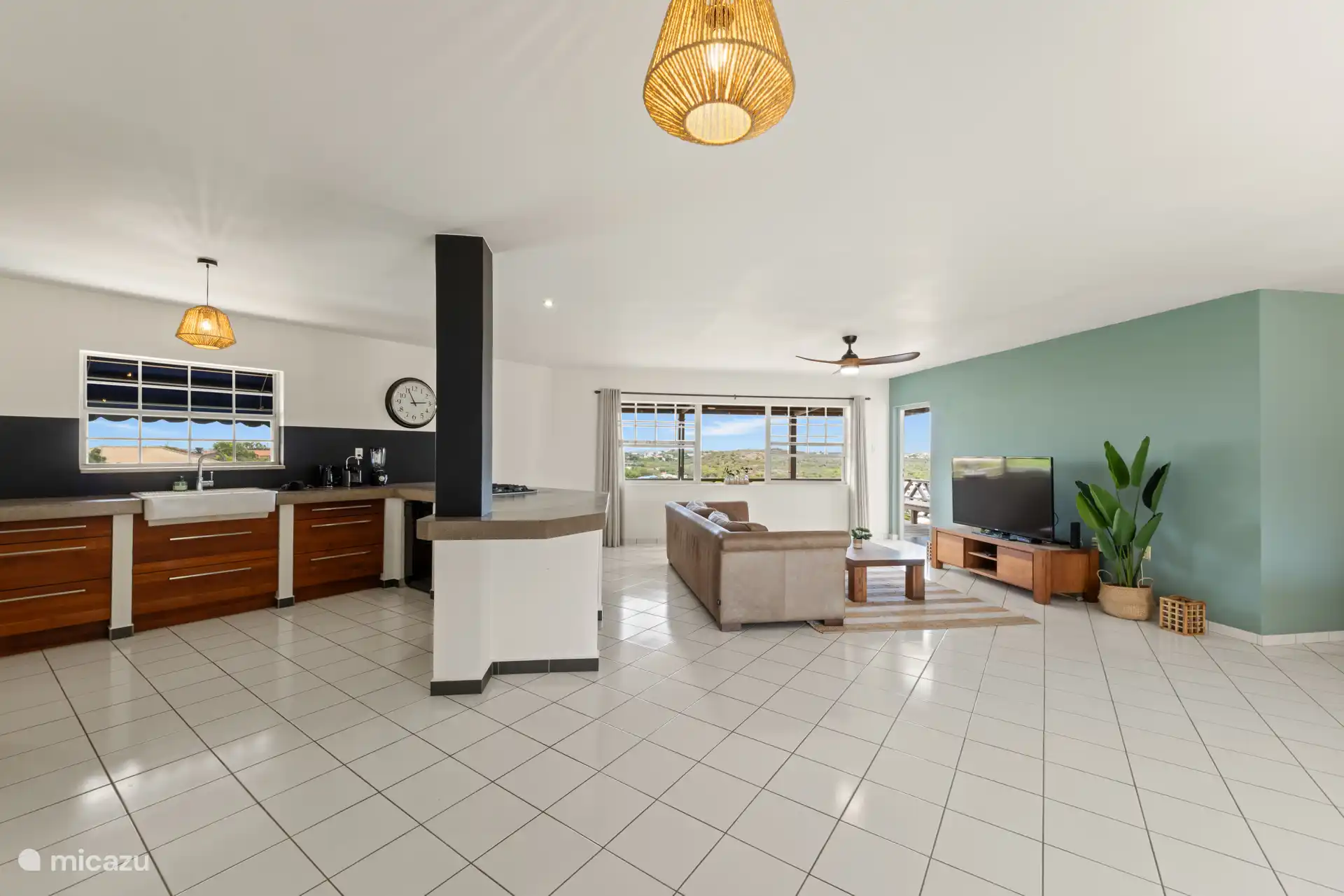 Wohnzimmer mit offener Küche 