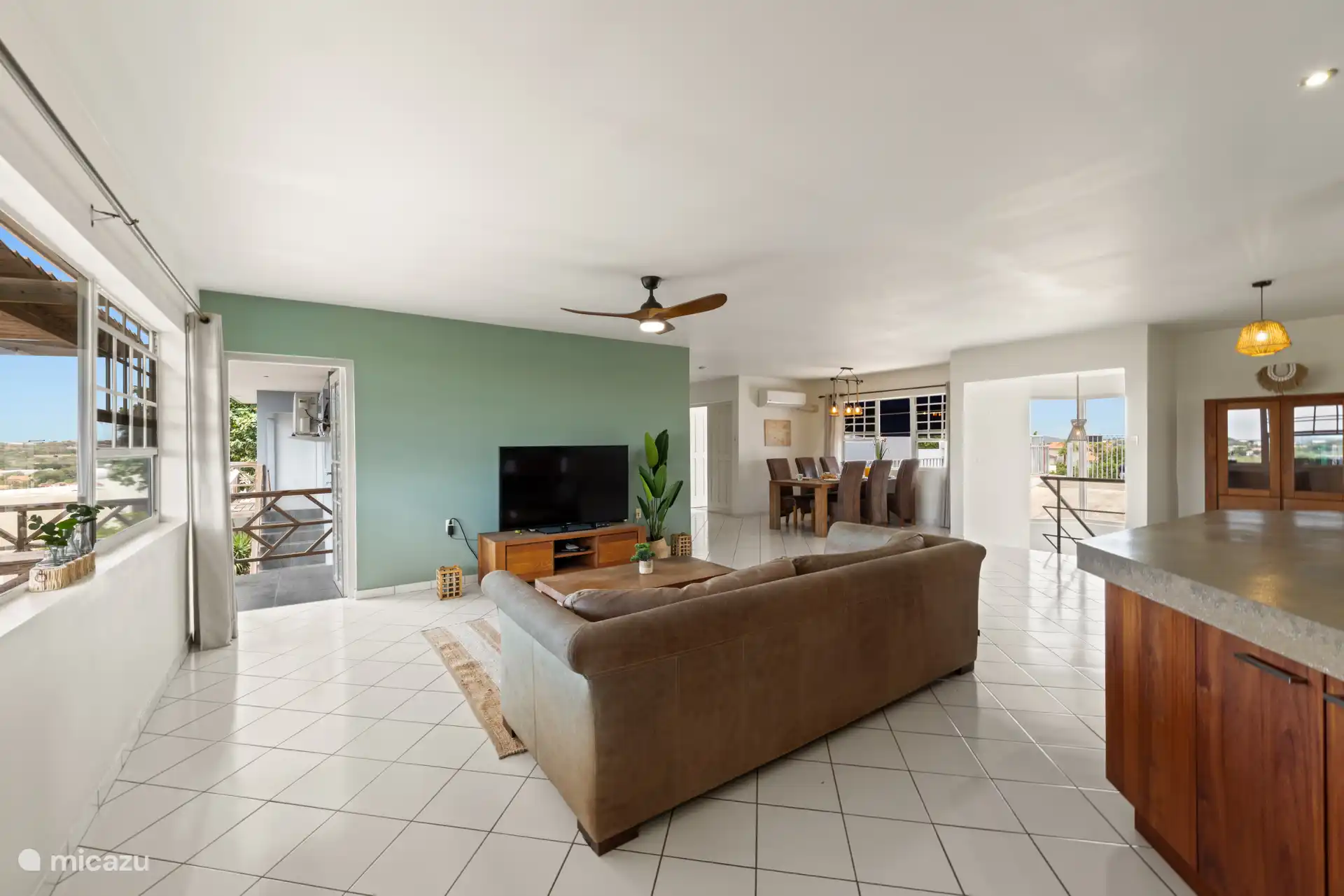 Wohnzimmer mit Tür zum Balkon 