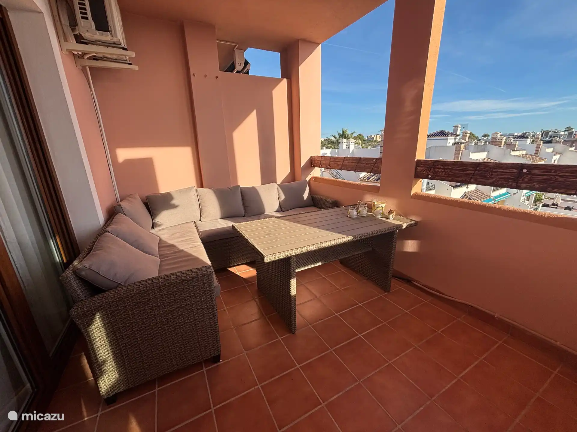 Balkon via master bedroom en woonkamer te betreden.
Heeft zicht op het gezamenlijk zwembad.