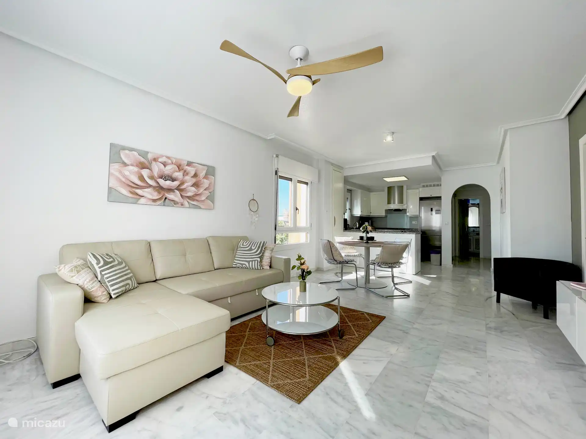 Woonkamer met eethoek