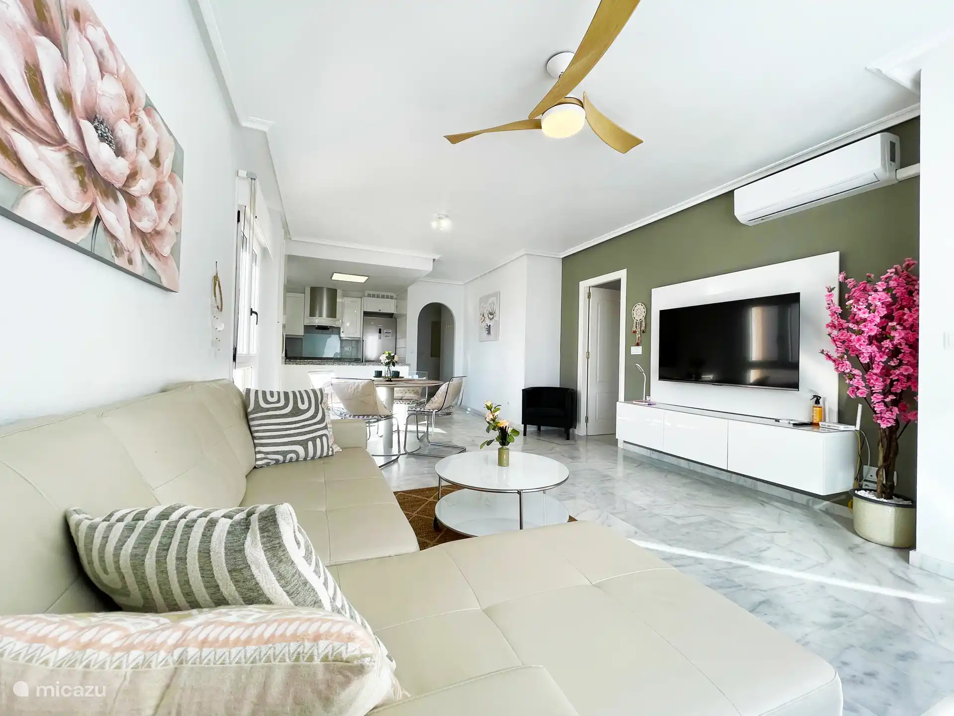 Woonkamer met open keuken