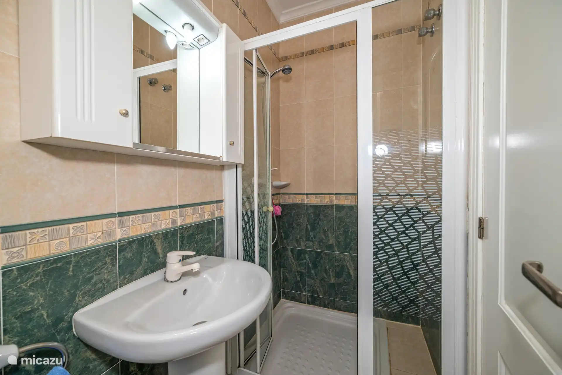 Salle de bain au rez-de-chaussée