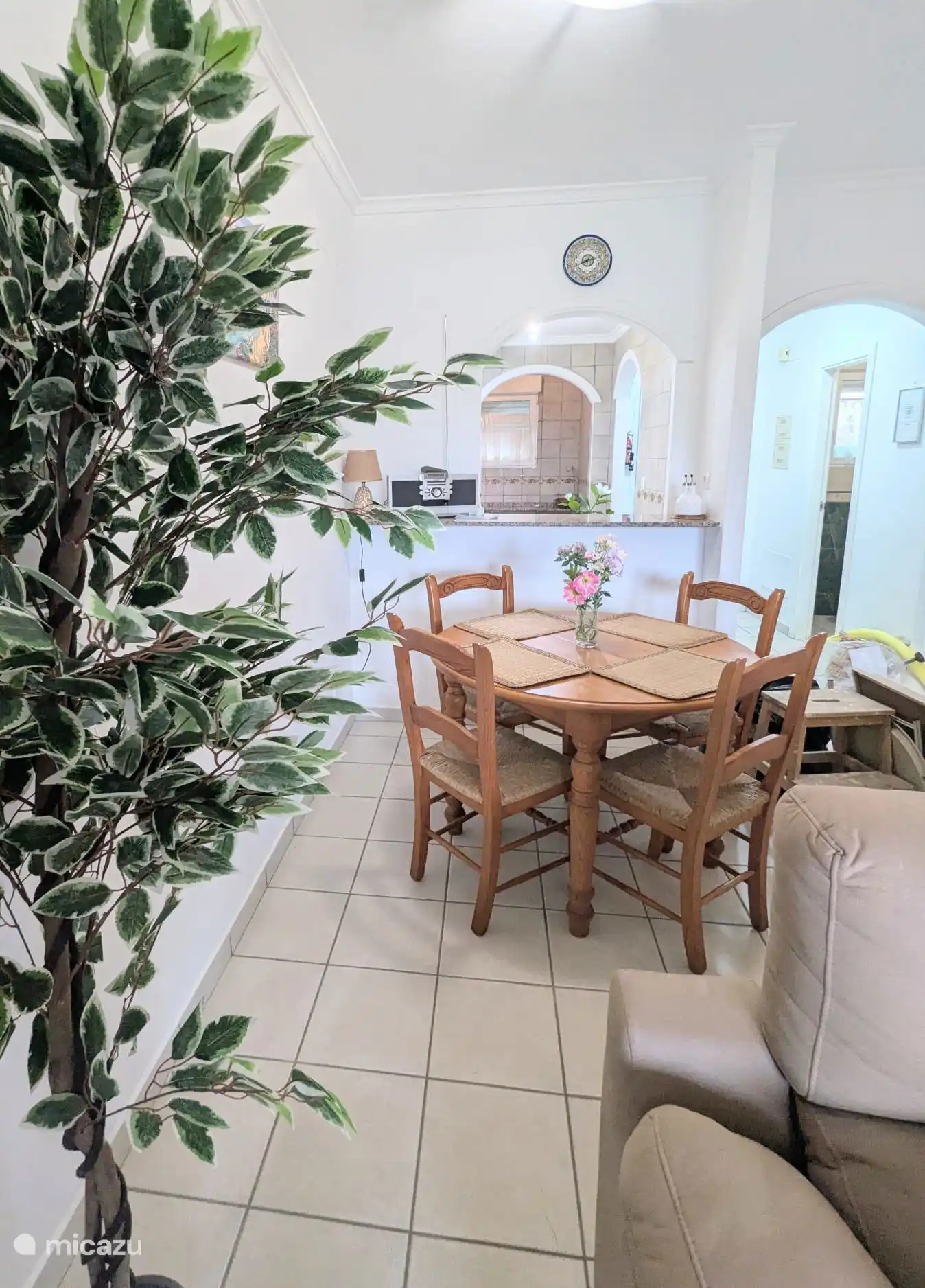 Eettafel met zicht op keuken