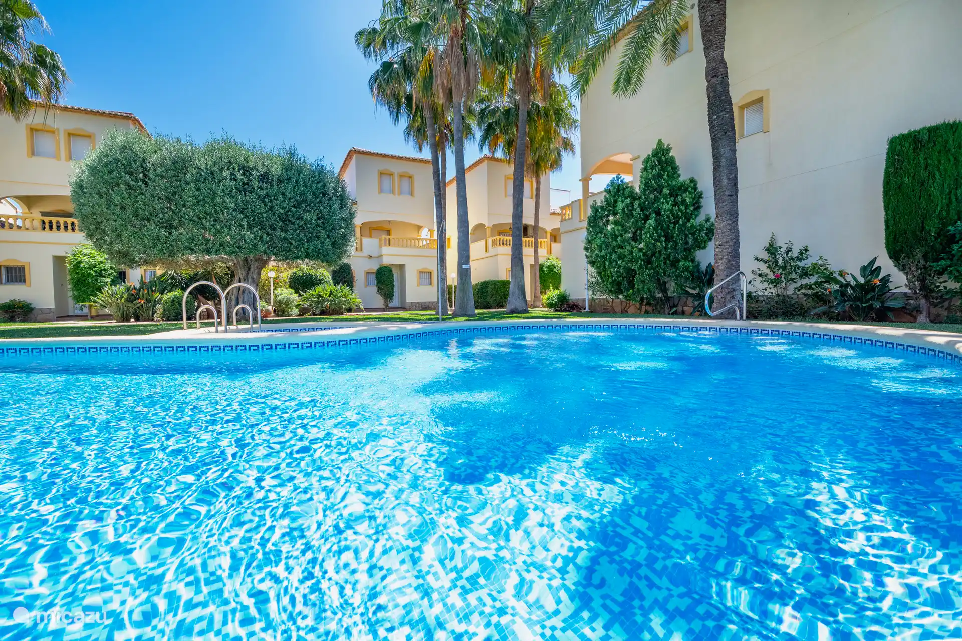 Piscine commune dans le complexe à quelques mètres de la maison.