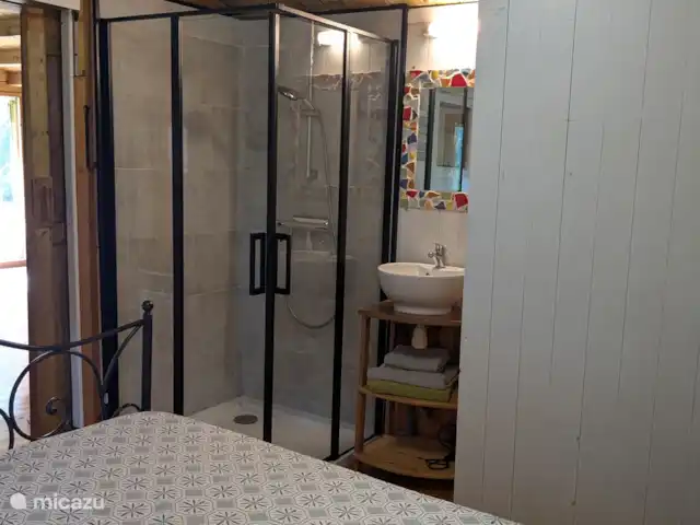 Location de Vacances France, Gard, La Roque-sur-Cèze, cabane en bois / lodge - Ma Petite Cabane  Douche dans la chambre