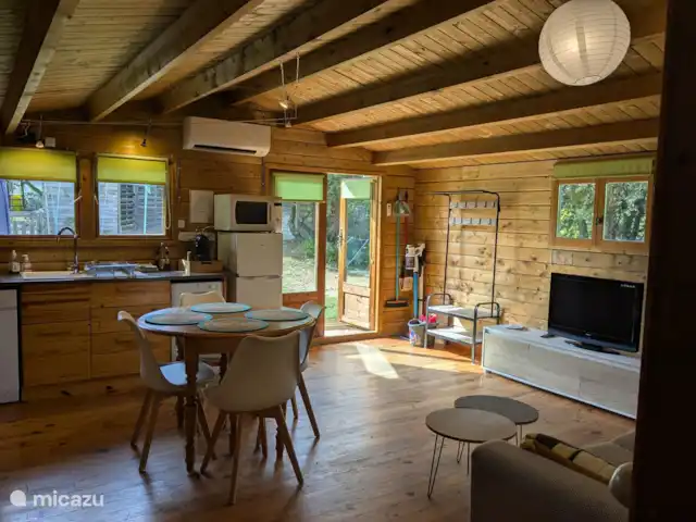 Location de Vacances France, Gard, La Roque-sur-Cèze, cabane en bois / lodge - Ma Petite Cabane  Pièce a vivre